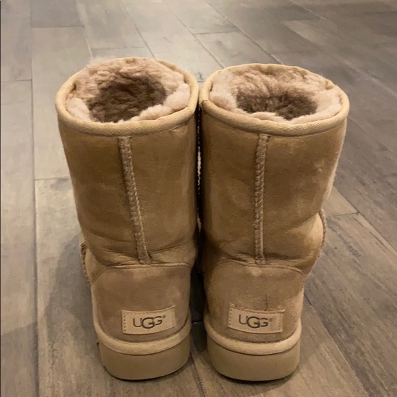 Ugg Classic Short Boot - Picture 3 of 5